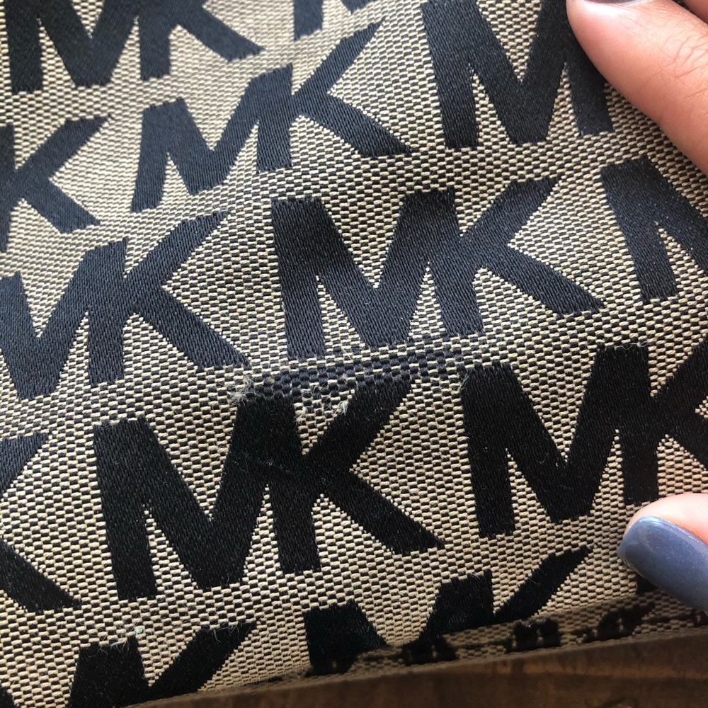 Michel Kors used medium size purse - Picture 8 of 8